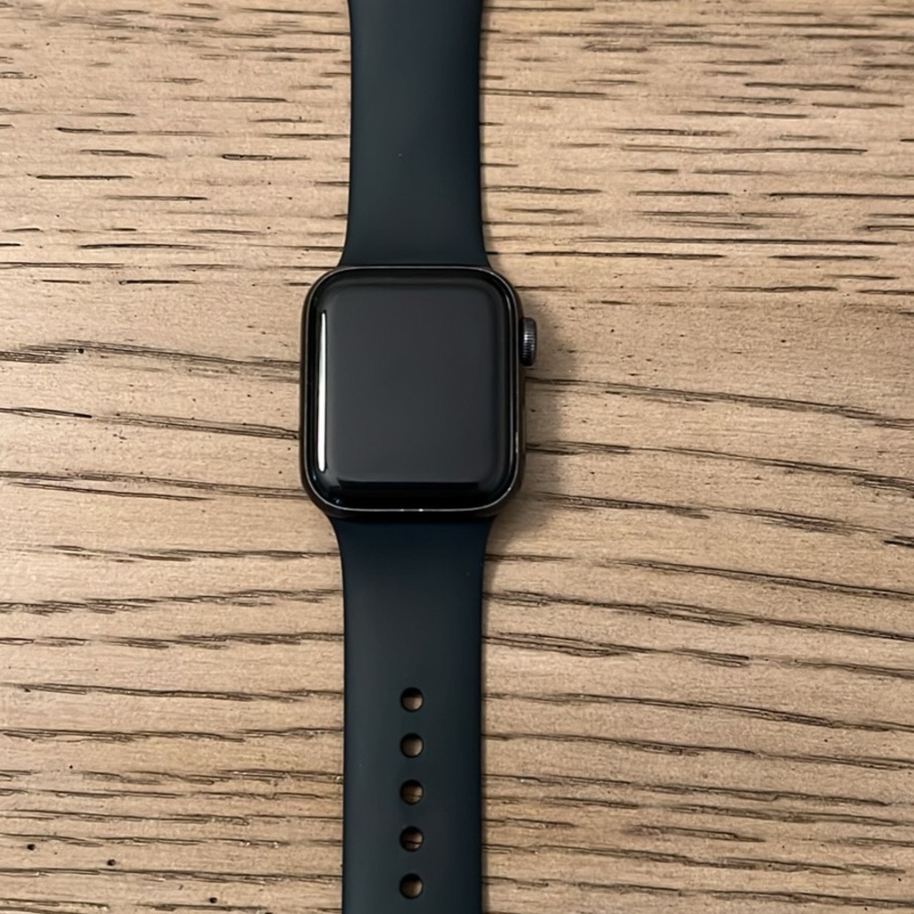 Apple Watch SE 40mm GPS - Includes 17
Bands!
